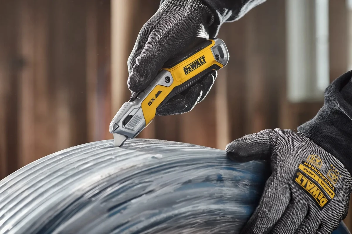 DEWALT DWHT10998 Нож строительный с отсеком для хранения лезвий (NEW)